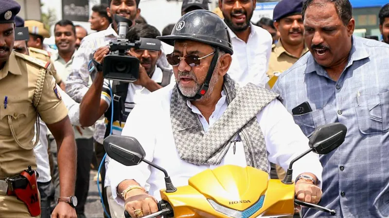 https://www.salarnews.in/public/uploads/images/newsimages/maannewsimage06082025_215021_Karnataka Deputy CM Two-wheeler Violations.webp